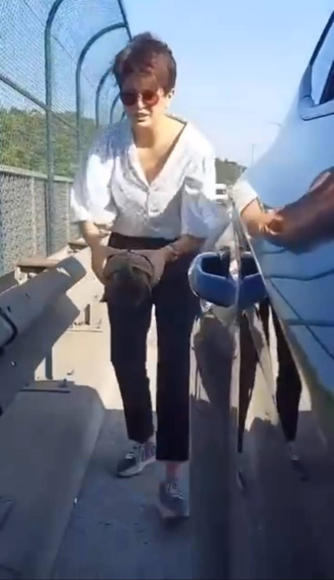 Yer: İstanbul TEM Otoyolu! Metrelerce koştu araçları tek tek durdurup hayatını kurtardı - Resim: 8